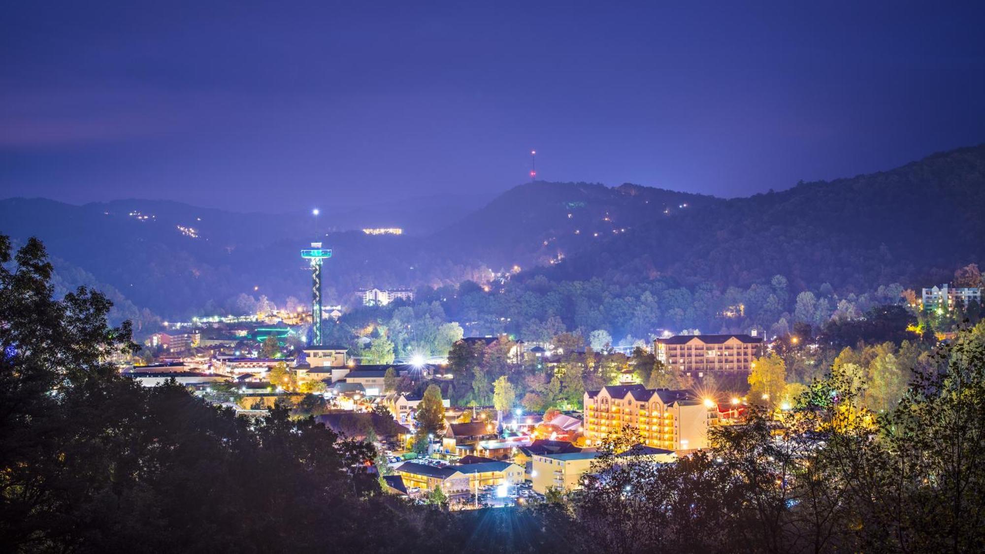 Smoky Bear Lodge With Guest House, Hot Tub, 1089 Free Tickets Each Paid Day, Dollywood And More Сивиървил Екстериор снимка